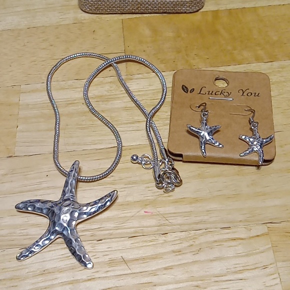 NEW Lucky You brand matching Starfish Earrings & Necklace silvertone. T1 - Picture 6 of 7